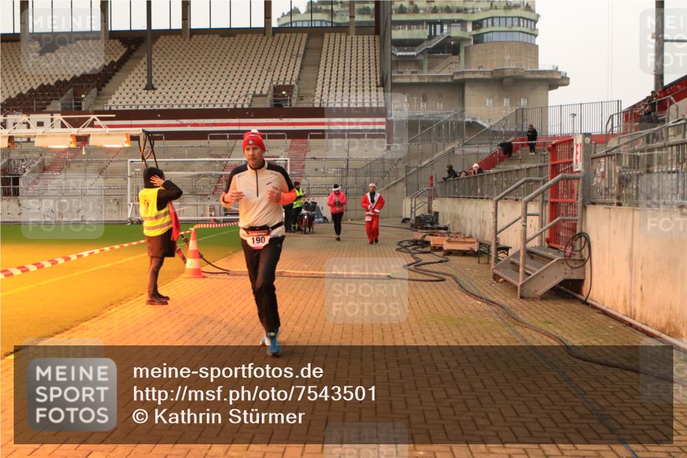 08.12.2024 - St. Pauli X-Mass-Run No. 14 Kathrin Stürmer Photography http://msf.ph/oto/7543501 08.12.2024 10:05:52 Ziel  meine-sportfotos.de