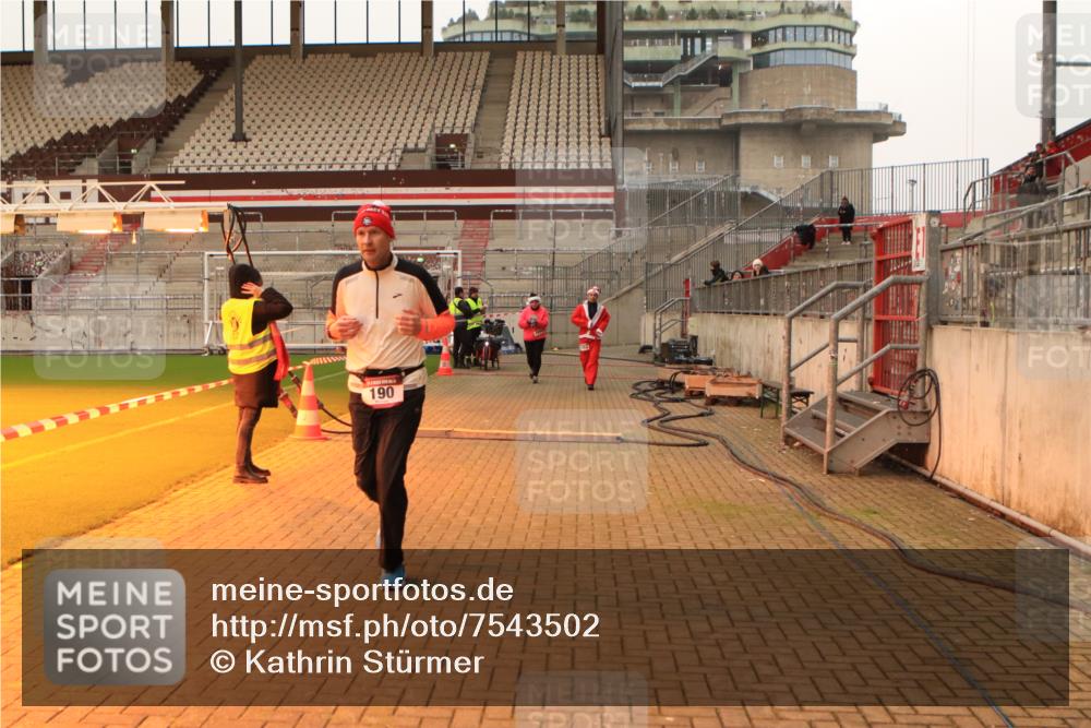 08.12.2024 - St. Pauli X-Mass-Run No. 14 Kathrin Stürmer Photography http://msf.ph/oto/7543502 08.12.2024 10:05:52 Ziel  meine-sportfotos.de