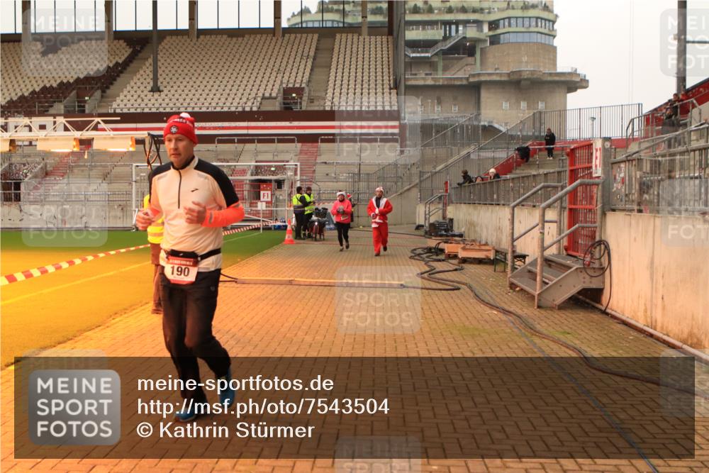 08.12.2024 - St. Pauli X-Mass-Run No. 14 Kathrin Stürmer Photography http://msf.ph/oto/7543504 08.12.2024 10:05:52 Ziel  meine-sportfotos.de