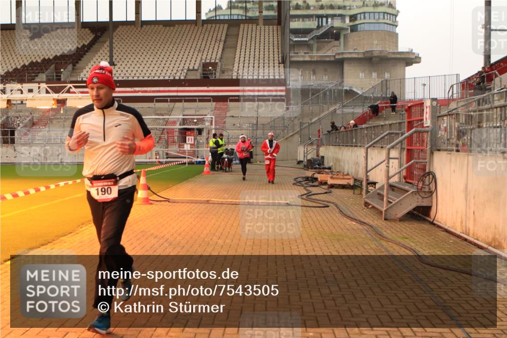 08.12.2024 - St. Pauli X-Mass-Run No. 14 Kathrin Stürmer Photography http://msf.ph/oto/7543505 08.12.2024 10:05:52 Ziel  meine-sportfotos.de