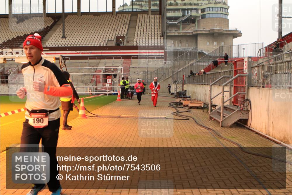 08.12.2024 - St. Pauli X-Mass-Run No. 14 Kathrin Stürmer Photography http://msf.ph/oto/7543506 08.12.2024 10:05:53 Ziel  meine-sportfotos.de