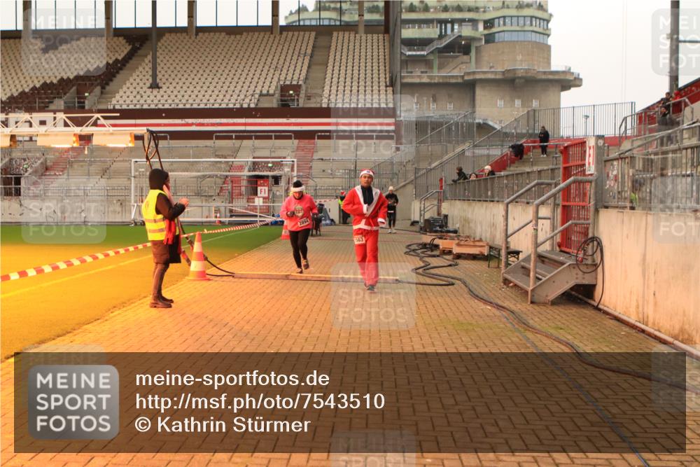 08.12.2024 - St. Pauli X-Mass-Run No. 14 Kathrin Stürmer Photography http://msf.ph/oto/7543510 08.12.2024 10:05:55 Ziel  meine-sportfotos.de