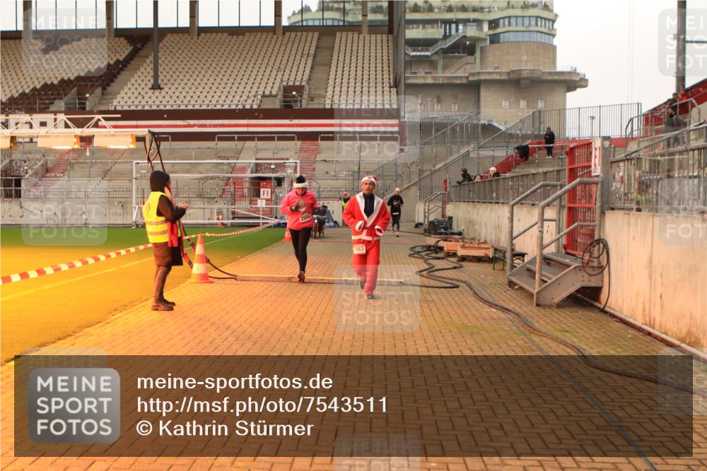 08.12.2024 - St. Pauli X-Mass-Run No. 14 Kathrin Stürmer Photography http://msf.ph/oto/7543511 08.12.2024 10:05:56 Ziel  meine-sportfotos.de