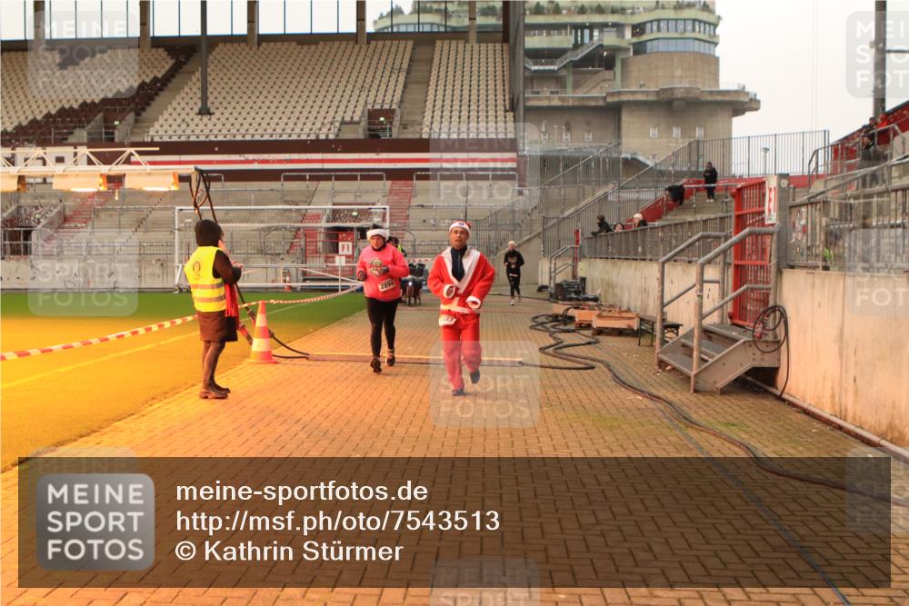 08.12.2024 - St. Pauli X-Mass-Run No. 14 Kathrin Stürmer Photography http://msf.ph/oto/7543513 08.12.2024 10:05:56 Ziel  meine-sportfotos.de