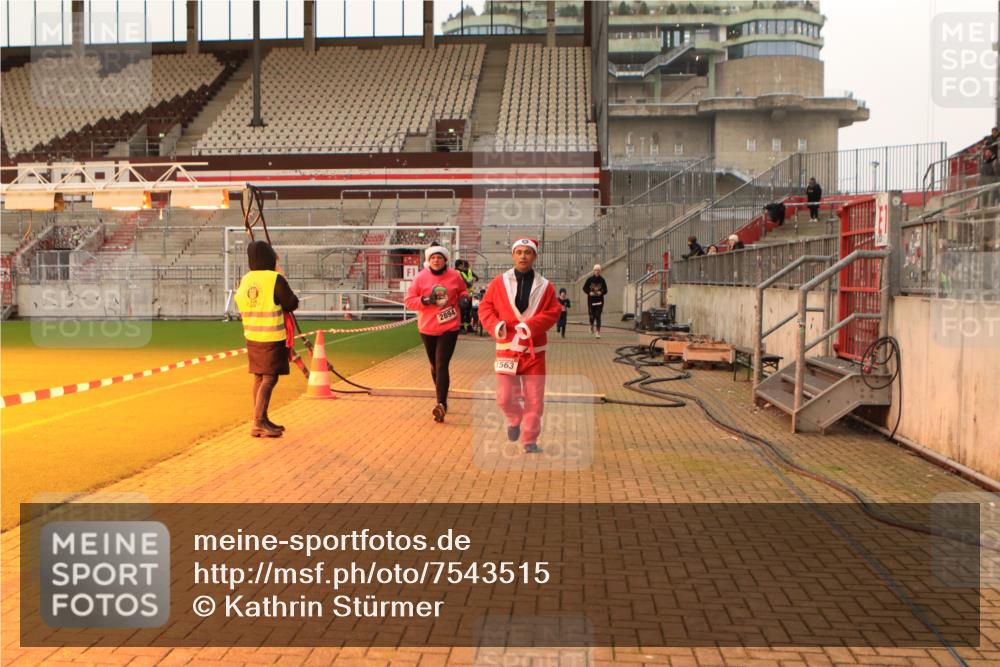 08.12.2024 - St. Pauli X-Mass-Run No. 14 Kathrin Stürmer Photography http://msf.ph/oto/7543515 08.12.2024 10:05:56 Ziel  meine-sportfotos.de