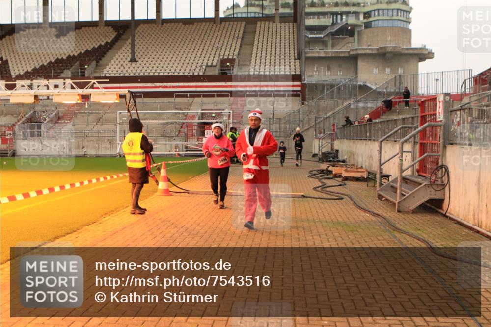 08.12.2024 - St. Pauli X-Mass-Run No. 14 Kathrin Stürmer Photography http://msf.ph/oto/7543516 08.12.2024 10:05:57 Ziel  meine-sportfotos.de