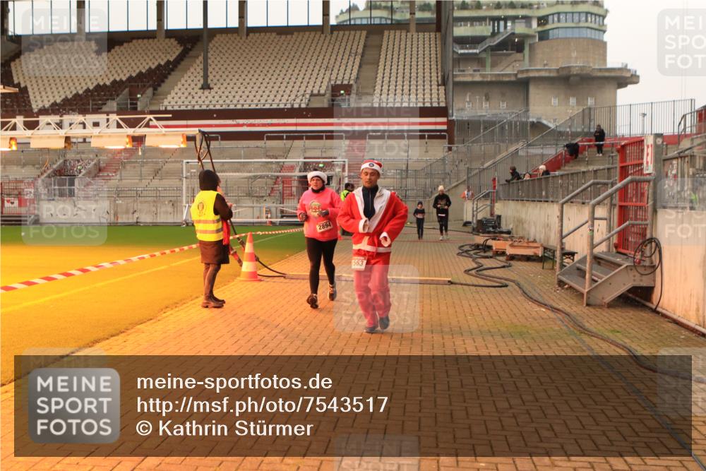 08.12.2024 - St. Pauli X-Mass-Run No. 14 Kathrin Stürmer Photography http://msf.ph/oto/7543517 08.12.2024 10:05:57 Ziel  meine-sportfotos.de
