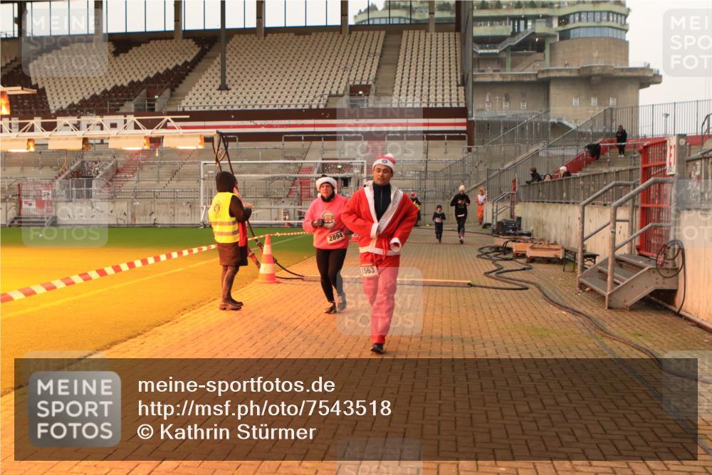 08.12.2024 - St. Pauli X-Mass-Run No. 14 Kathrin Stürmer Photography http://msf.ph/oto/7543518 08.12.2024 10:05:57 Ziel  meine-sportfotos.de