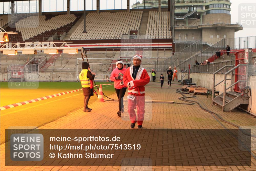 08.12.2024 - St. Pauli X-Mass-Run No. 14 Kathrin Stürmer Photography http://msf.ph/oto/7543519 08.12.2024 10:05:57 Ziel  meine-sportfotos.de