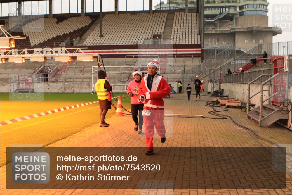 08.12.2024 - St. Pauli X-Mass-Run No. 14 Kathrin Stürmer Photography http://msf.ph/oto/7543520 08.12.2024 10:05:57 Ziel  meine-sportfotos.de