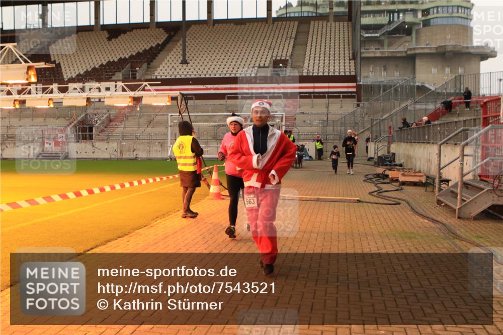 08.12.2024 - St. Pauli X-Mass-Run No. 14 Kathrin Stürmer Photography http://msf.ph/oto/7543521 08.12.2024 10:05:58 Ziel  meine-sportfotos.de