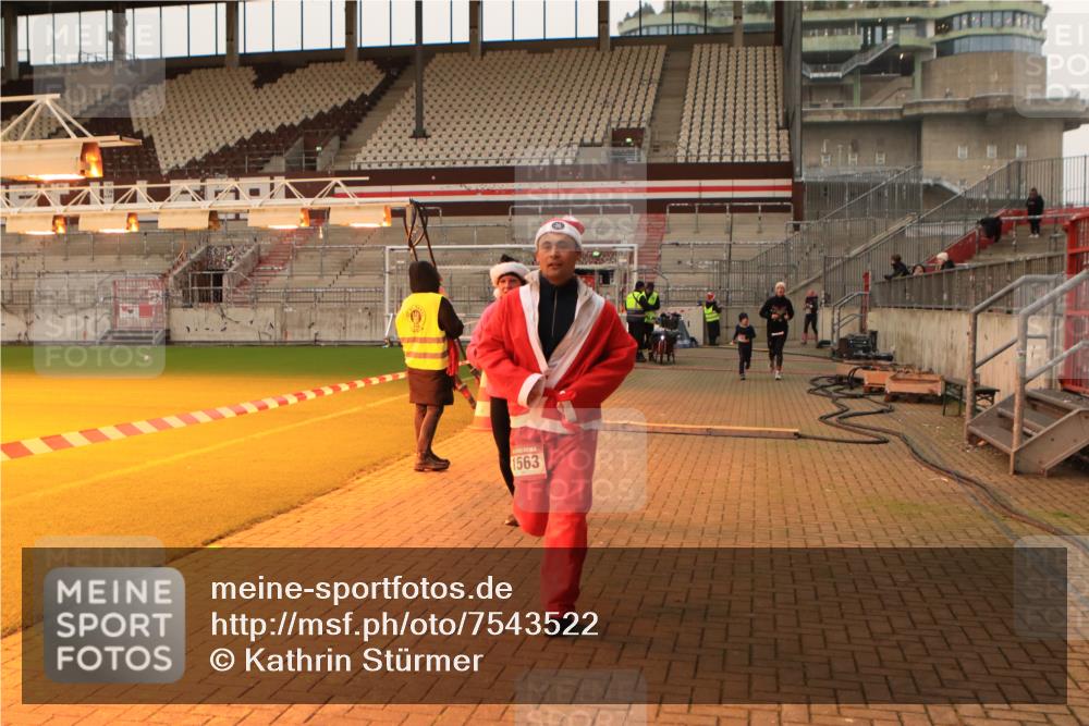 08.12.2024 - St. Pauli X-Mass-Run No. 14 Kathrin Stürmer Photography http://msf.ph/oto/7543522 08.12.2024 10:05:58 Ziel  meine-sportfotos.de