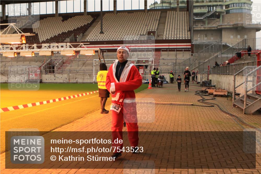 08.12.2024 - St. Pauli X-Mass-Run No. 14 Kathrin Stürmer Photography http://msf.ph/oto/7543523 08.12.2024 10:05:58 Ziel  meine-sportfotos.de