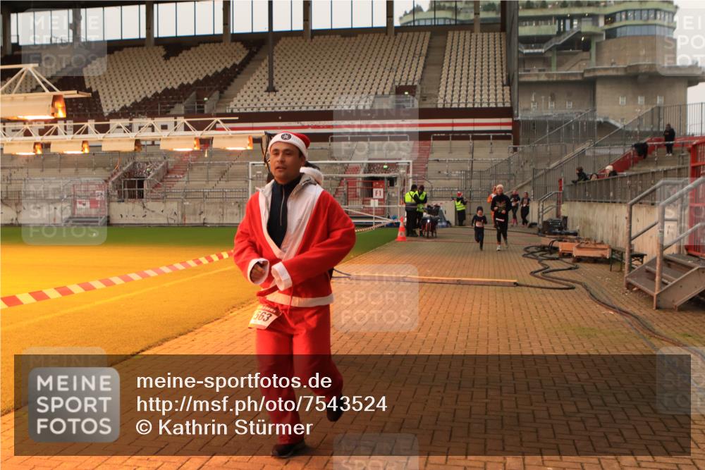08.12.2024 - St. Pauli X-Mass-Run No. 14 Kathrin Stürmer Photography http://msf.ph/oto/7543524 08.12.2024 10:05:58 Ziel  meine-sportfotos.de
