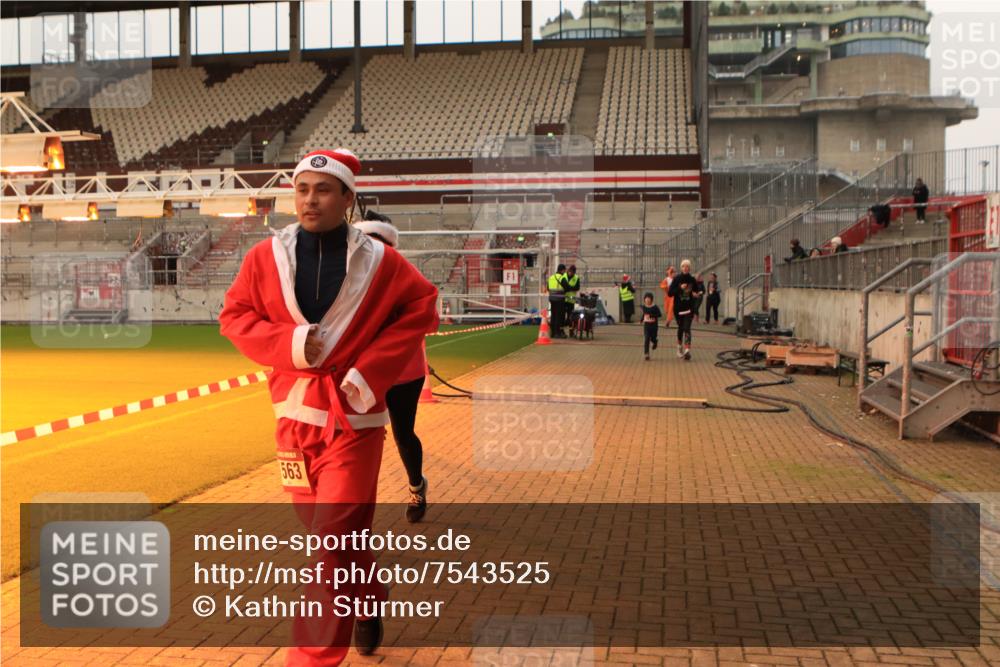 08.12.2024 - St. Pauli X-Mass-Run No. 14 Kathrin Stürmer Photography http://msf.ph/oto/7543525 08.12.2024 10:05:58 Ziel  meine-sportfotos.de