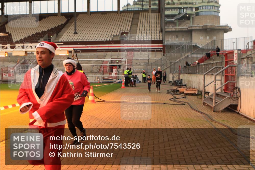 08.12.2024 - St. Pauli X-Mass-Run No. 14 Kathrin Stürmer Photography http://msf.ph/oto/7543526 08.12.2024 10:05:59 Ziel  meine-sportfotos.de