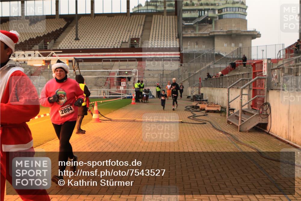 08.12.2024 - St. Pauli X-Mass-Run No. 14 Kathrin Stürmer Photography http://msf.ph/oto/7543527 08.12.2024 10:05:59 Ziel  meine-sportfotos.de