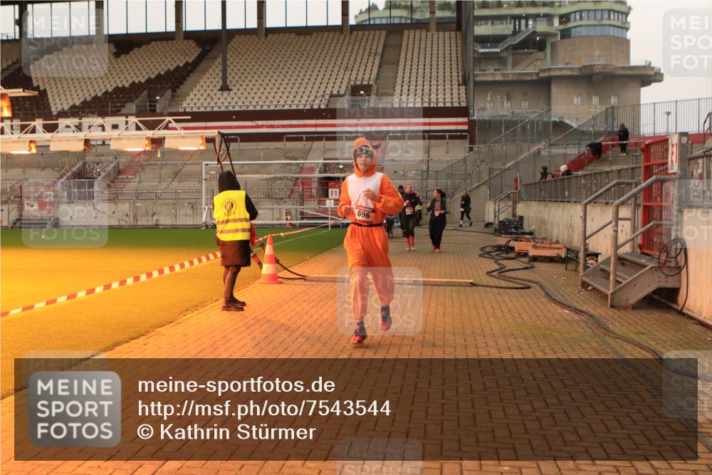 08.12.2024 - St. Pauli X-Mass-Run No. 14 Kathrin Stürmer Photography http://msf.ph/oto/7543544 08.12.2024 10:06:06 Ziel  meine-sportfotos.de