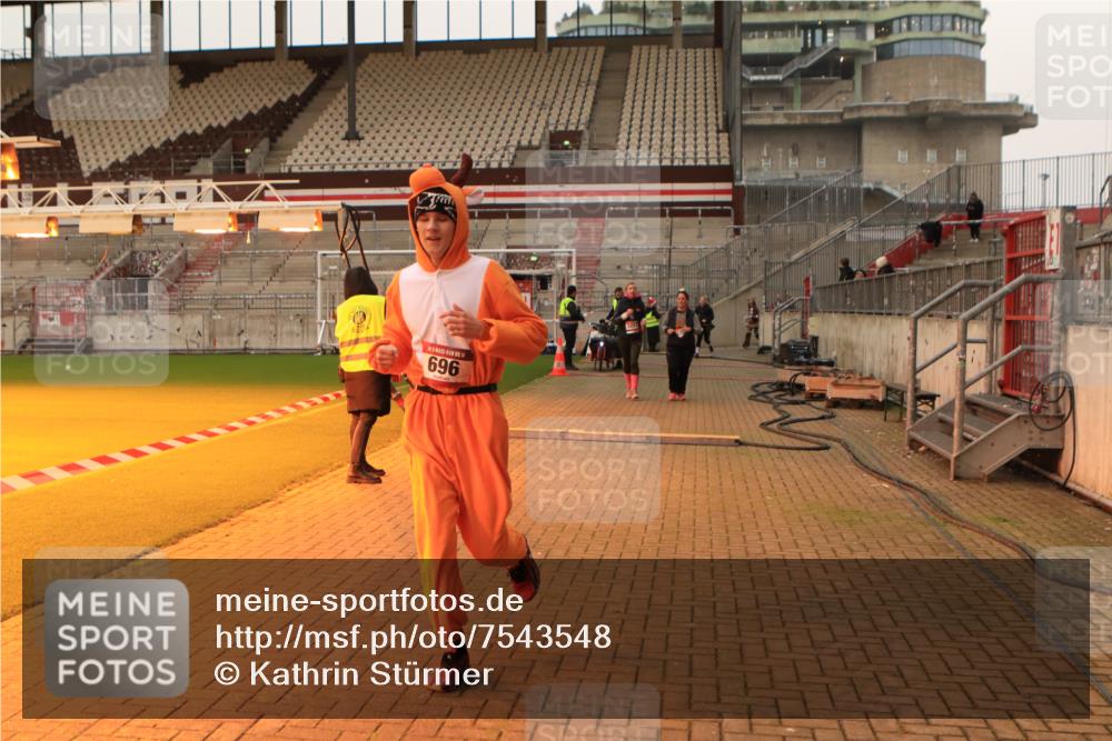 08.12.2024 - St. Pauli X-Mass-Run No. 14 Kathrin Stürmer Photography http://msf.ph/oto/7543548 08.12.2024 10:06:06 Ziel  meine-sportfotos.de