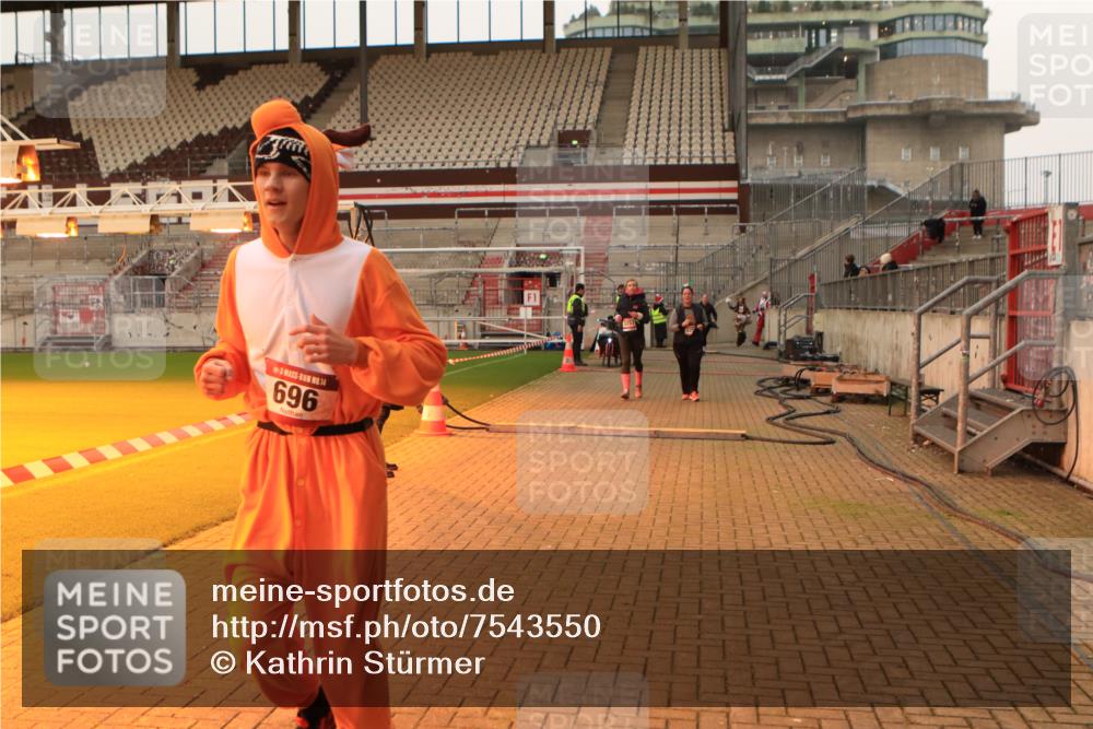 08.12.2024 - St. Pauli X-Mass-Run No. 14 Kathrin Stürmer Photography http://msf.ph/oto/7543550 08.12.2024 10:06:07 Ziel  meine-sportfotos.de