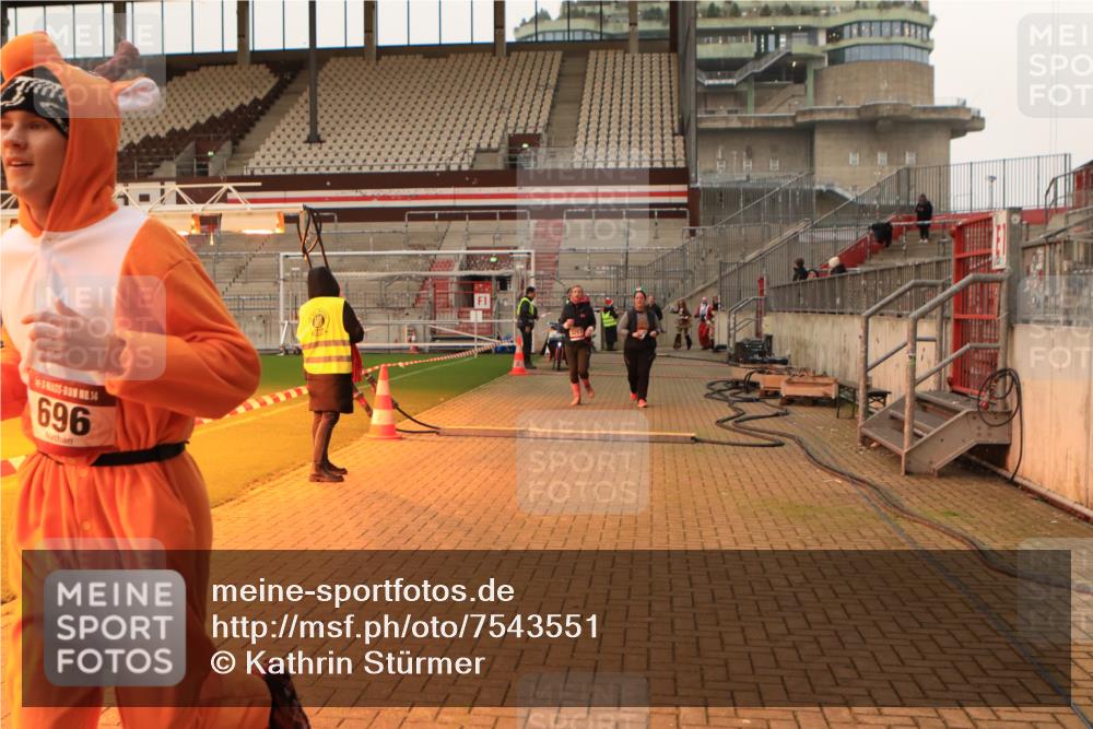 08.12.2024 - St. Pauli X-Mass-Run No. 14 Kathrin Stürmer Photography http://msf.ph/oto/7543551 08.12.2024 10:06:07 Ziel  meine-sportfotos.de
