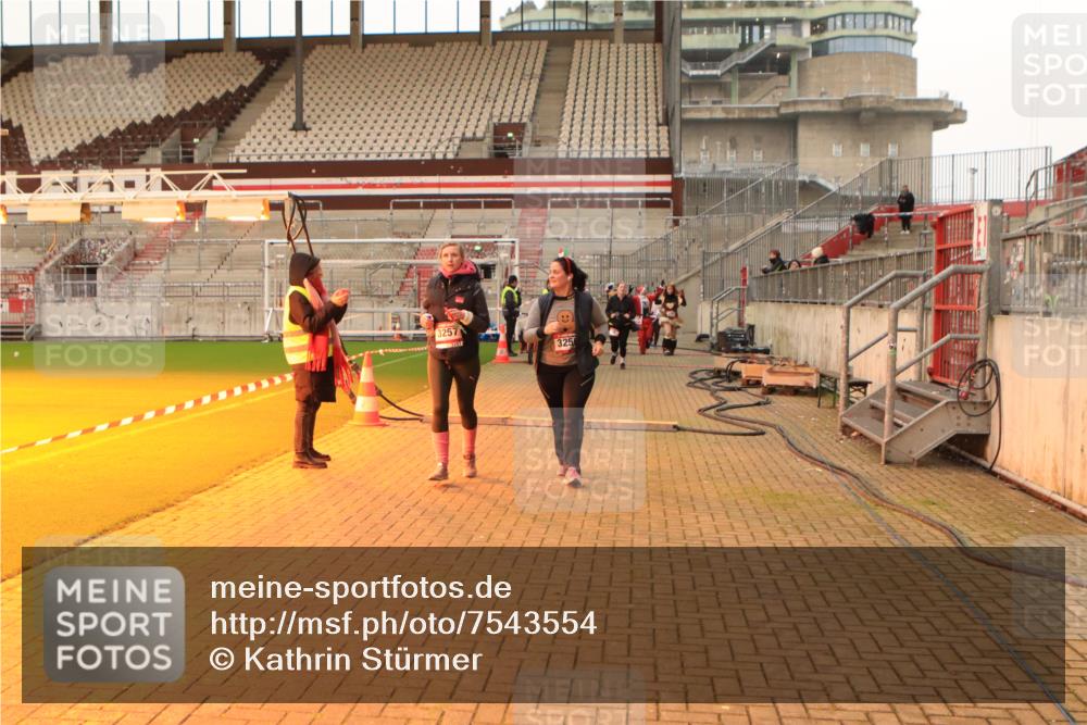 08.12.2024 - St. Pauli X-Mass-Run No. 14 Kathrin Stürmer Photography http://msf.ph/oto/7543554 08.12.2024 10:06:10 Ziel  meine-sportfotos.de