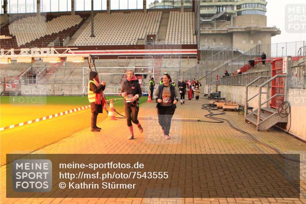 08.12.2024 - St. Pauli X-Mass-Run No. 14 Kathrin Stürmer Photography http://msf.ph/oto/7543555 08.12.2024 10:06:11 Ziel  meine-sportfotos.de