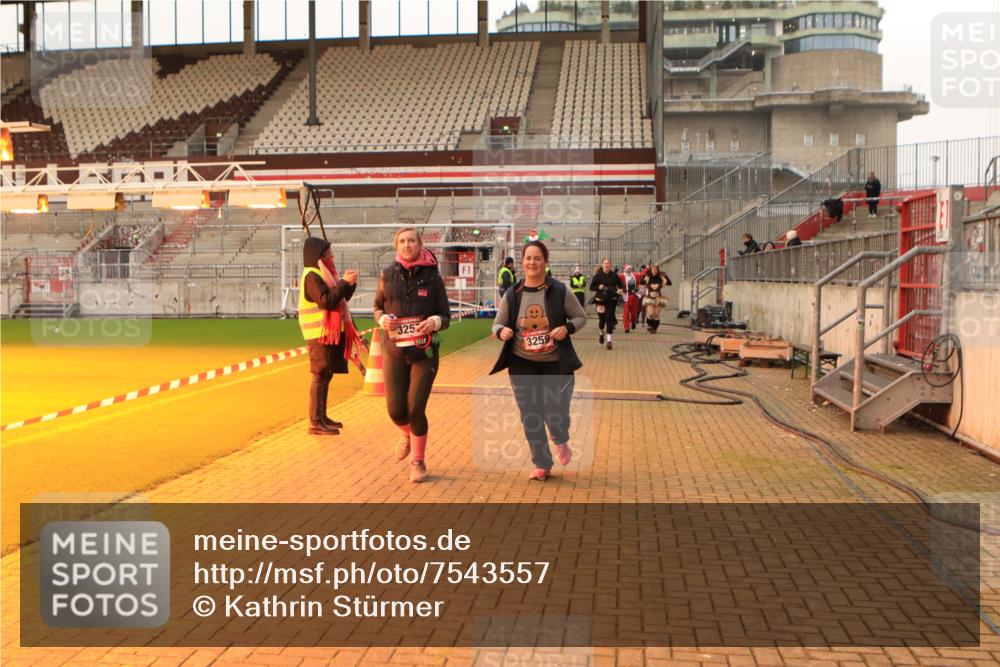 08.12.2024 - St. Pauli X-Mass-Run No. 14 Kathrin Stürmer Photography http://msf.ph/oto/7543557 08.12.2024 10:06:11 Ziel  meine-sportfotos.de