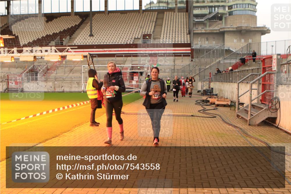 08.12.2024 - St. Pauli X-Mass-Run No. 14 Kathrin Stürmer Photography http://msf.ph/oto/7543558 08.12.2024 10:06:11 Ziel  meine-sportfotos.de