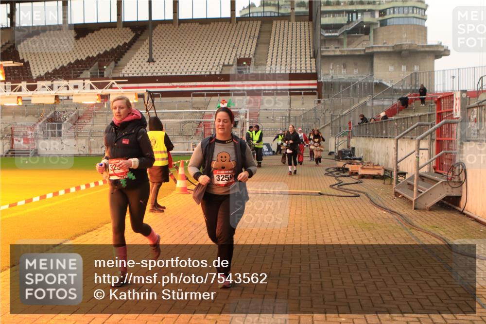 08.12.2024 - St. Pauli X-Mass-Run No. 14 Kathrin Stürmer Photography http://msf.ph/oto/7543562 08.12.2024 10:06:12 Ziel  meine-sportfotos.de