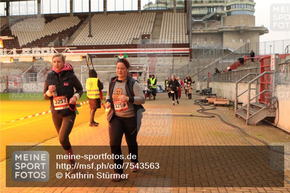 08.12.2024 - St. Pauli X-Mass-Run No. 14 Kathrin Stürmer Photography http://msf.ph/oto/7543563 08.12.2024 10:06:12 Ziel  meine-sportfotos.de
