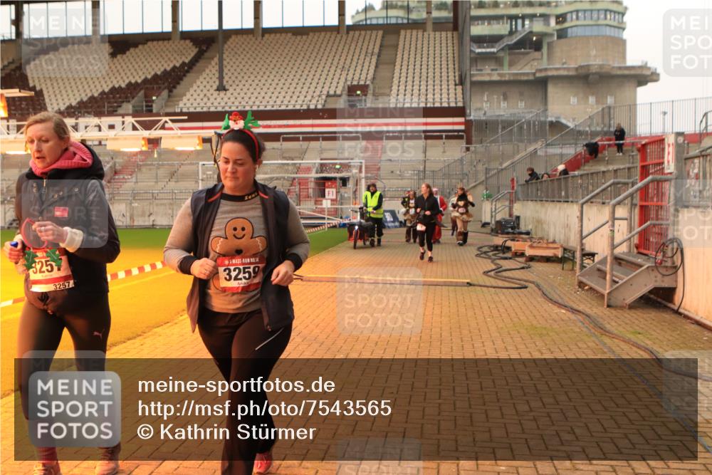 08.12.2024 - St. Pauli X-Mass-Run No. 14 Kathrin Stürmer Photography http://msf.ph/oto/7543565 08.12.2024 10:06:13 Ziel  meine-sportfotos.de