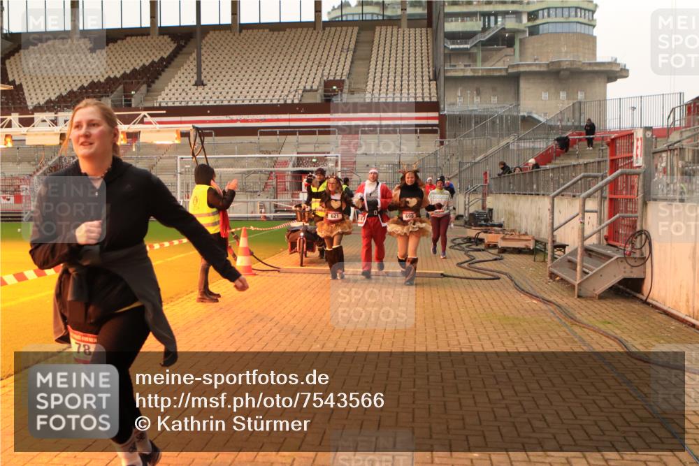 08.12.2024 - St. Pauli X-Mass-Run No. 14 Kathrin Stürmer Photography http://msf.ph/oto/7543566 08.12.2024 10:06:17 Ziel  meine-sportfotos.de