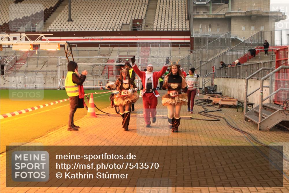 08.12.2024 - St. Pauli X-Mass-Run No. 14 Kathrin Stürmer Photography http://msf.ph/oto/7543570 08.12.2024 10:06:18 Ziel  meine-sportfotos.de