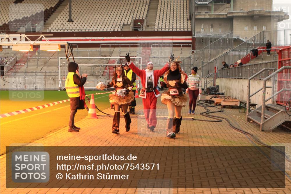 08.12.2024 - St. Pauli X-Mass-Run No. 14 Kathrin Stürmer Photography http://msf.ph/oto/7543571 08.12.2024 10:06:18 Ziel  meine-sportfotos.de