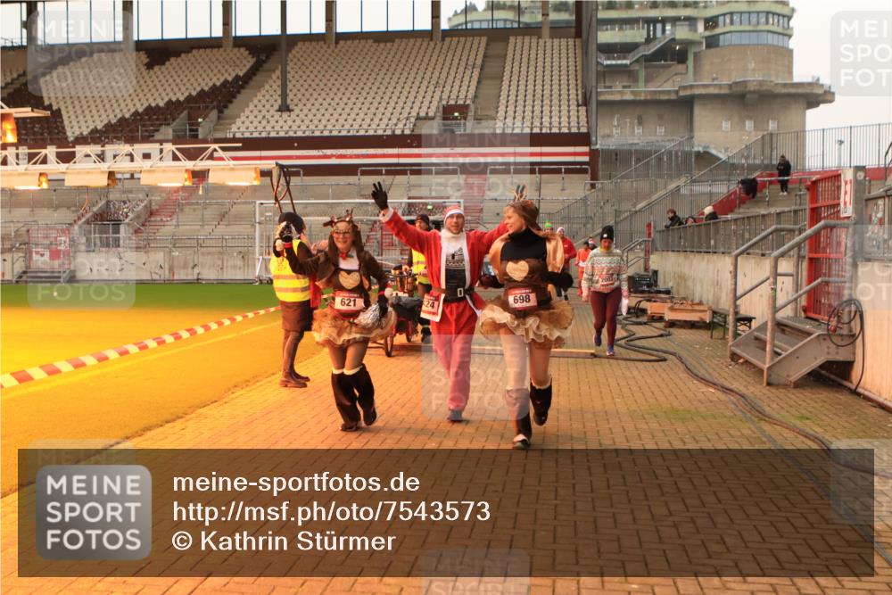 08.12.2024 - St. Pauli X-Mass-Run No. 14 Kathrin Stürmer Photography http://msf.ph/oto/7543573 08.12.2024 10:06:19 Ziel  meine-sportfotos.de