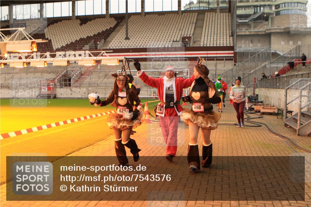 08.12.2024 - St. Pauli X-Mass-Run No. 14 Kathrin Stürmer Photography http://msf.ph/oto/7543576 08.12.2024 10:06:20 Ziel  meine-sportfotos.de