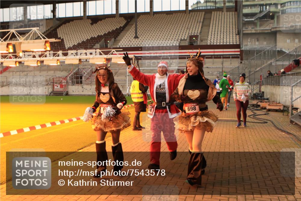 08.12.2024 - St. Pauli X-Mass-Run No. 14 Kathrin Stürmer Photography http://msf.ph/oto/7543578 08.12.2024 10:06:20 Ziel  meine-sportfotos.de
