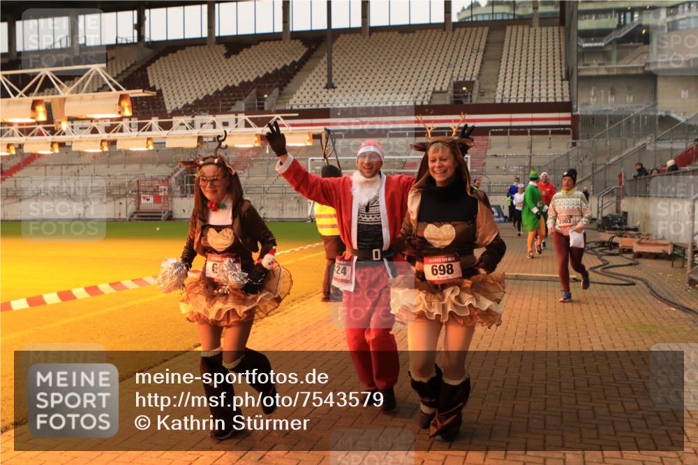 08.12.2024 - St. Pauli X-Mass-Run No. 14 Kathrin Stürmer Photography http://msf.ph/oto/7543579 08.12.2024 10:06:20 Ziel  meine-sportfotos.de