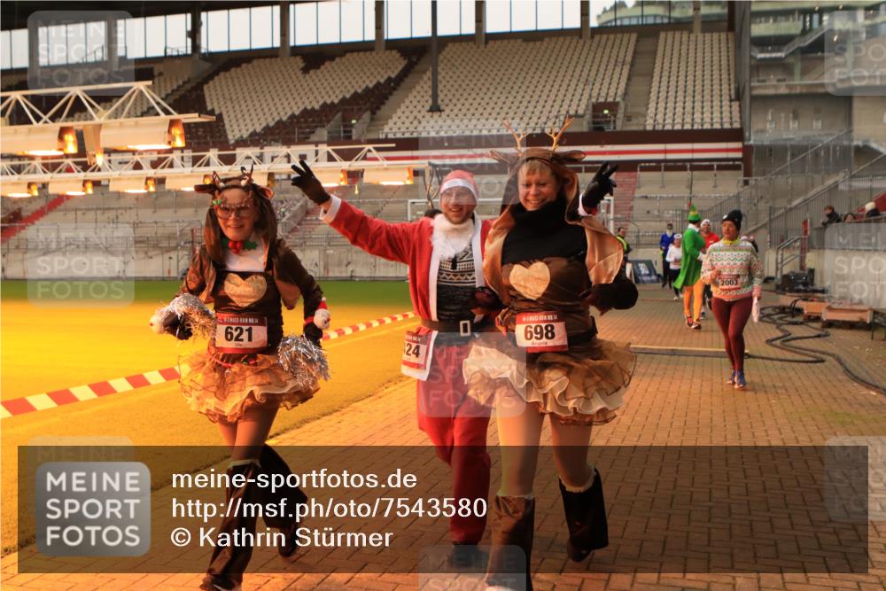 08.12.2024 - St. Pauli X-Mass-Run No. 14 Kathrin Stürmer Photography http://msf.ph/oto/7543580 08.12.2024 10:06:20 Ziel  meine-sportfotos.de