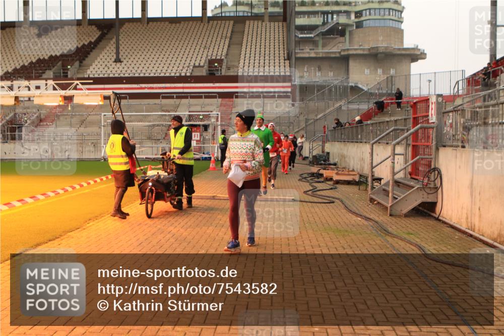 08.12.2024 - St. Pauli X-Mass-Run No. 14 Kathrin Stürmer Photography http://msf.ph/oto/7543582 08.12.2024 10:06:22 Ziel  meine-sportfotos.de
