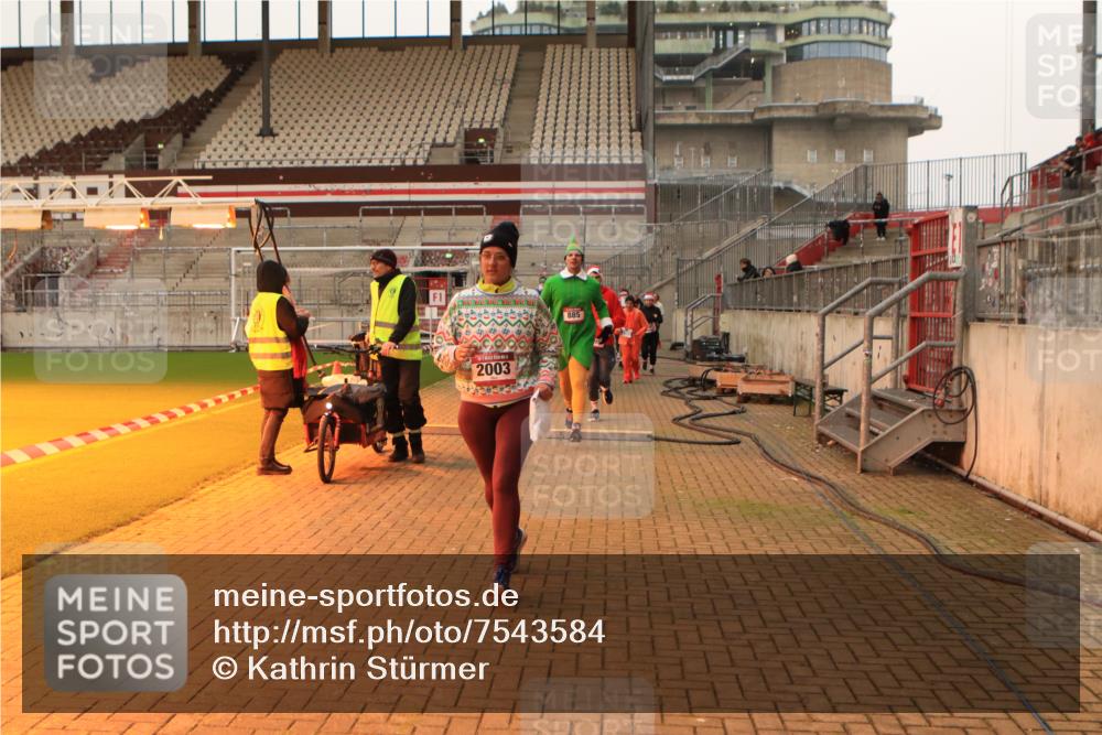 08.12.2024 - St. Pauli X-Mass-Run No. 14 Kathrin Stürmer Photography http://msf.ph/oto/7543584 08.12.2024 10:06:22 Ziel  meine-sportfotos.de