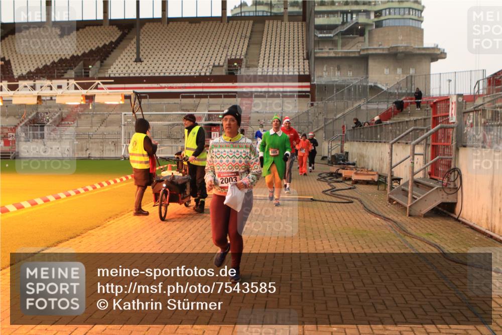 08.12.2024 - St. Pauli X-Mass-Run No. 14 Kathrin Stürmer Photography http://msf.ph/oto/7543585 08.12.2024 10:06:22 Ziel  meine-sportfotos.de