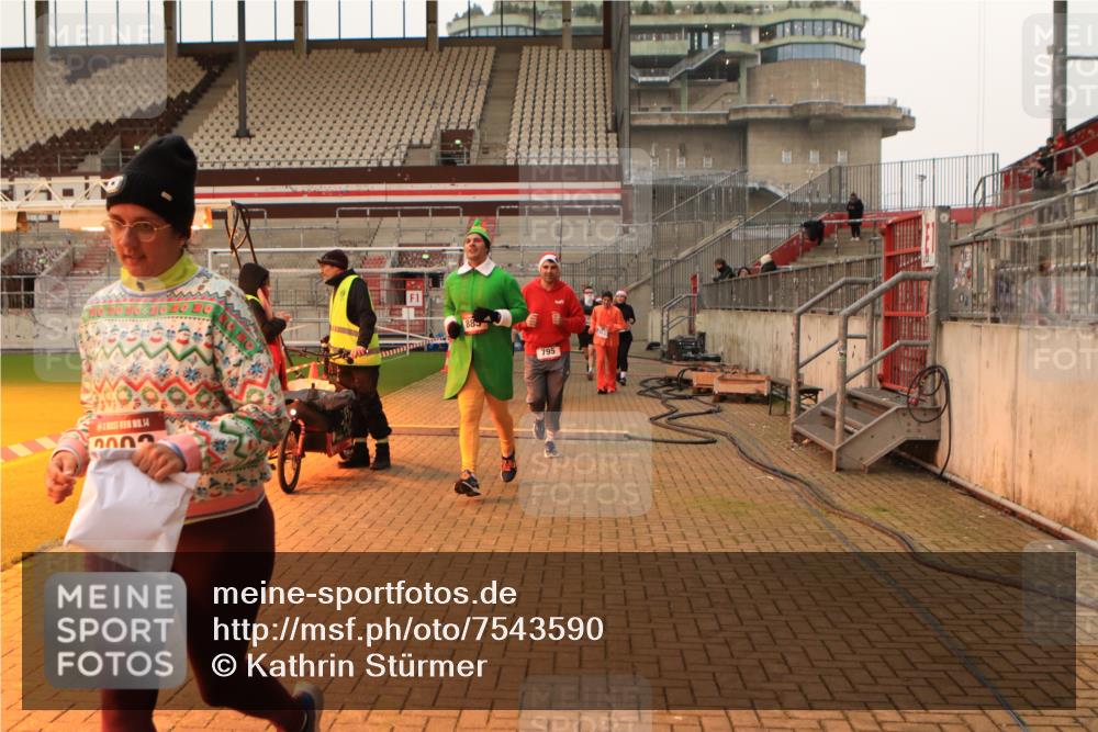 08.12.2024 - St. Pauli X-Mass-Run No. 14 Kathrin Stürmer Photography http://msf.ph/oto/7543590 08.12.2024 10:06:23 Ziel  meine-sportfotos.de