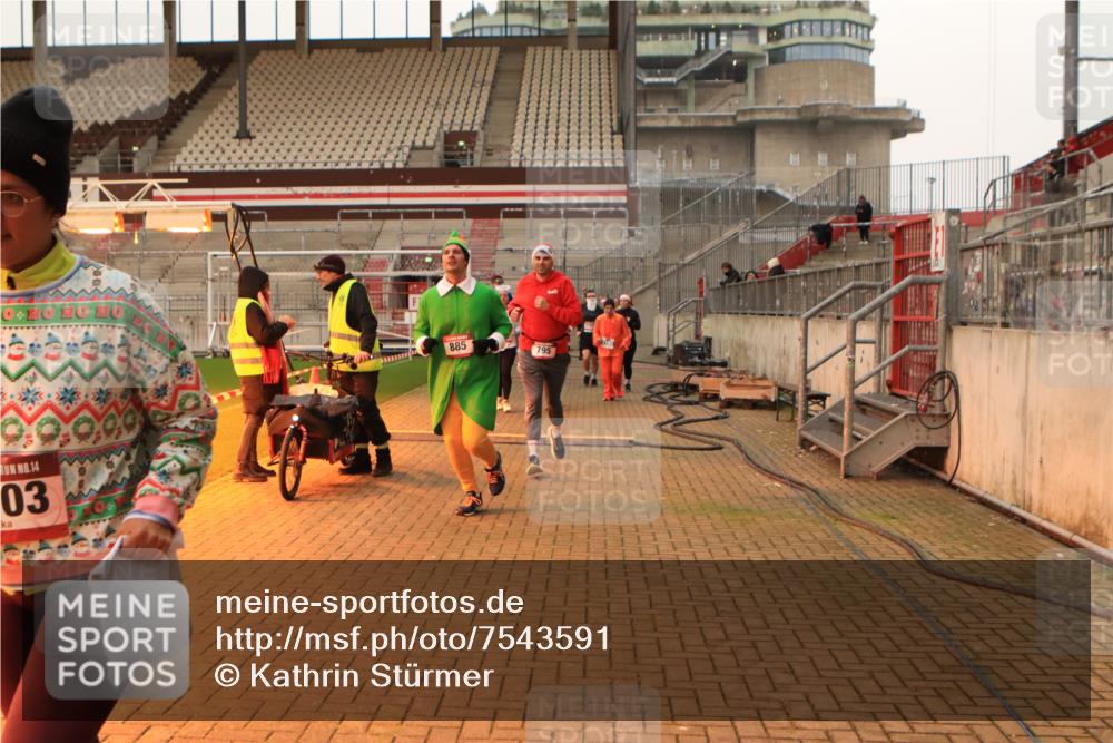 08.12.2024 - St. Pauli X-Mass-Run No. 14 Kathrin Stürmer Photography http://msf.ph/oto/7543591 08.12.2024 10:06:23 Ziel  meine-sportfotos.de