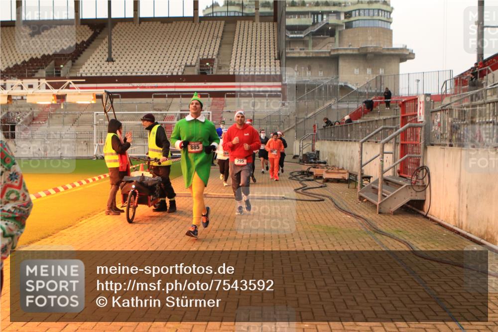 08.12.2024 - St. Pauli X-Mass-Run No. 14 Kathrin Stürmer Photography http://msf.ph/oto/7543592 08.12.2024 10:06:24 Ziel  meine-sportfotos.de