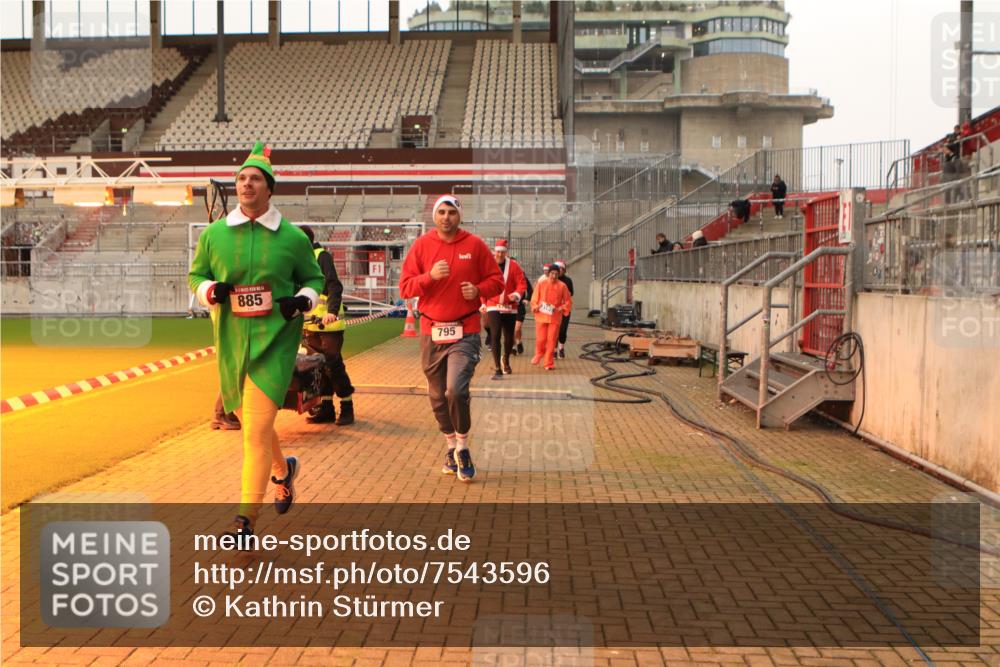 08.12.2024 - St. Pauli X-Mass-Run No. 14 Kathrin Stürmer Photography http://msf.ph/oto/7543596 08.12.2024 10:06:24 Ziel  meine-sportfotos.de