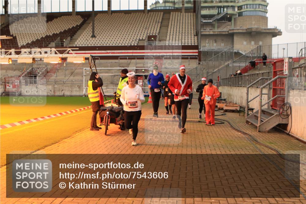 08.12.2024 - St. Pauli X-Mass-Run No. 14 Kathrin Stürmer Photography http://msf.ph/oto/7543606 08.12.2024 10:06:26 Ziel  meine-sportfotos.de