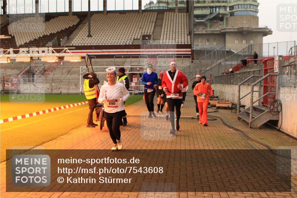 08.12.2024 - St. Pauli X-Mass-Run No. 14 Kathrin Stürmer Photography http://msf.ph/oto/7543608 08.12.2024 10:06:27 Ziel  meine-sportfotos.de
