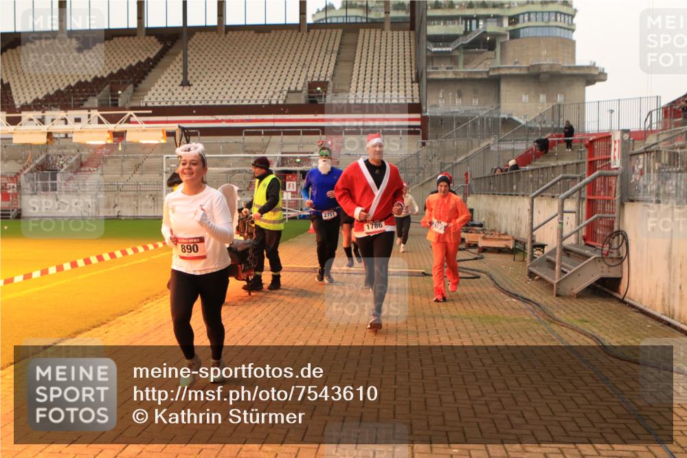 08.12.2024 - St. Pauli X-Mass-Run No. 14 Kathrin Stürmer Photography http://msf.ph/oto/7543610 08.12.2024 10:06:27 Ziel  meine-sportfotos.de